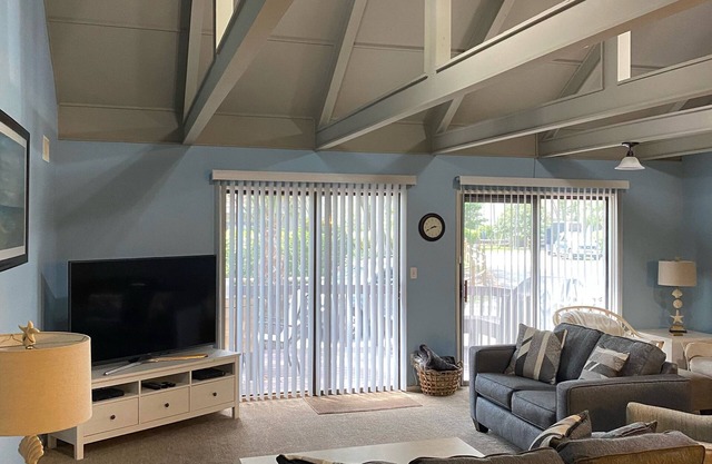 Inviting Palmetto Dunes condo w/pool, private W/D & deck near beach & golf