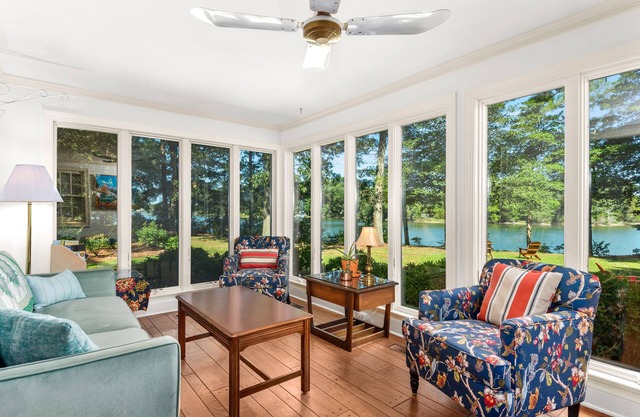 Inviting Waterfront Cottage on Cedar Creek