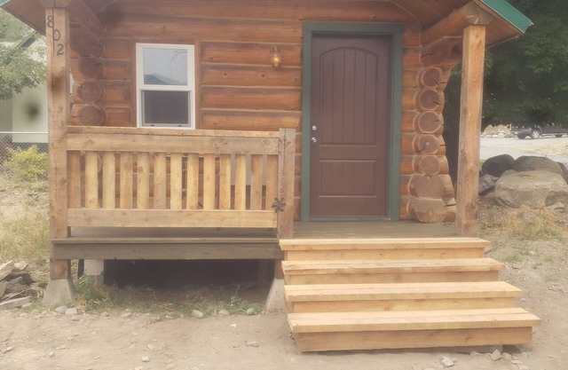 Iron line cabin 802