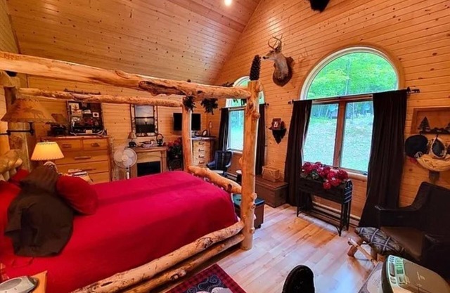 Iron River Luxury Cabin with dock, firepit & deck