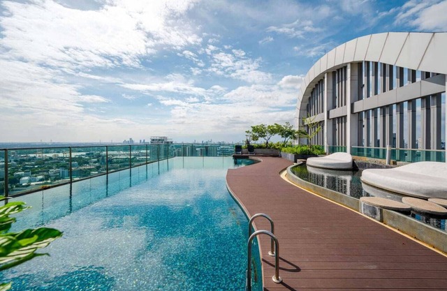 Is between bts ekkamai and phra khanong is 3 mins walk