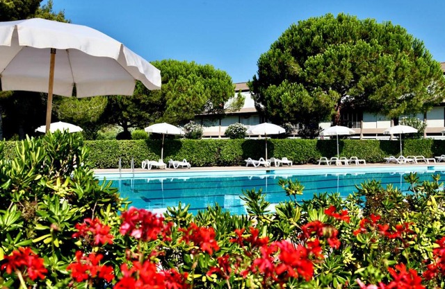 ISA-Apartment 4 beds with private outdoor space in Residence with swimming-pool in Marina di Bibbona, only 300 meters from the sea