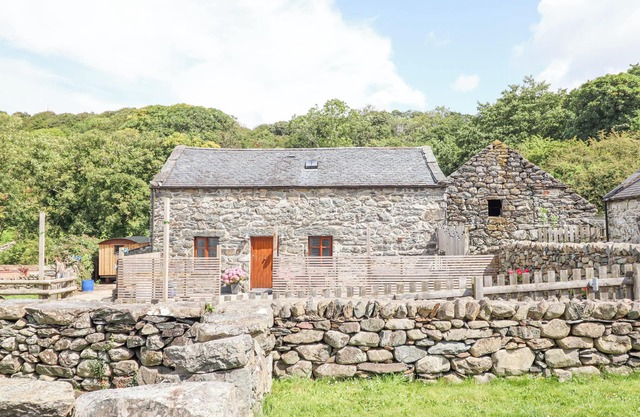 ISALLT, pet friendly, character holiday cottage in Llanfair