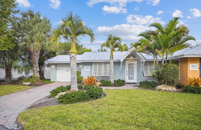 Island Cottage with open living area, pool, ground floor very close to beach located in Holmes Beach