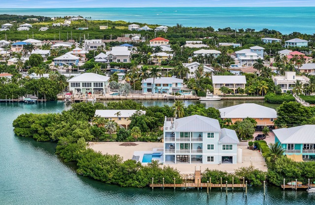 Island getaway with panoramic view, pool, spa, beach and rooftop access!