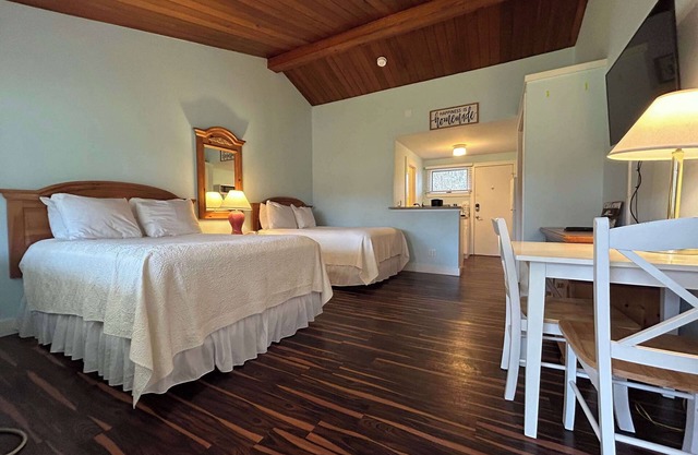 Island Inn - Studio Suite - 26F - Dog-friendly - Oak Bluffs, MA