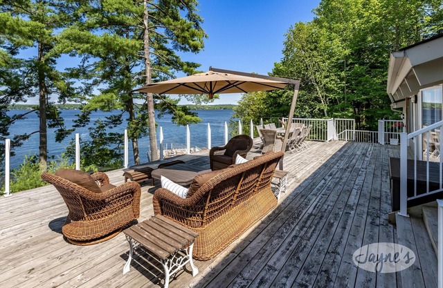 Island Property on Lake Muskoka! 4brdm, 3 bath! Best Internet! SUP, Kayak