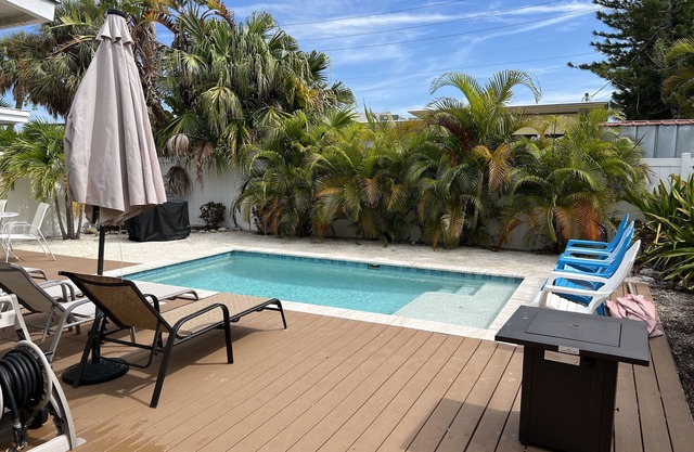 Island Vibe 6: Close to Beach with Private Heated Pool