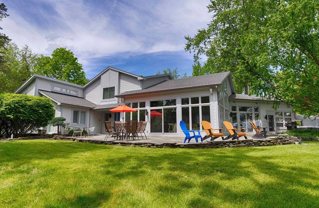 Island View: "Lakeside Luxury and Family Reunion Friendly!"