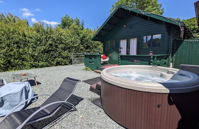 Isle of Anglesey - cute dog friendly cosy cabin with dedicated EV charging