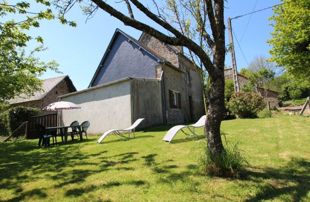 Isolated countryside house with garden, pets allowed