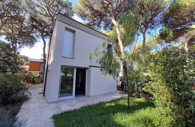 Modern cottage with fenced garden, in pine forest 5 minutes walk from the sea