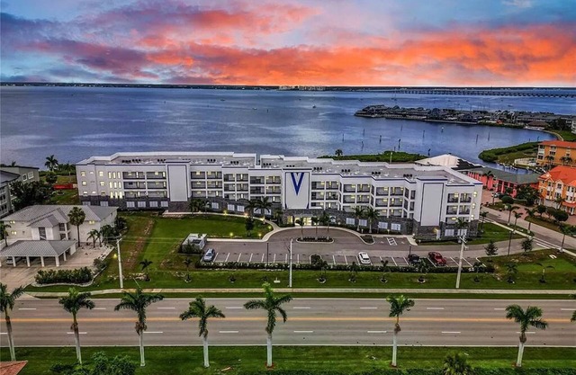 It's Simply Paradise! Stunning Sunset Waterfront Views of Charlotte Harbor! 2BR