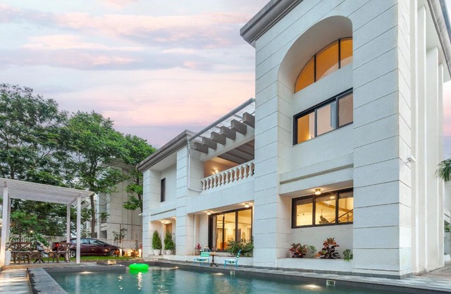 Ivory Castle Luxury 5BHK with Private pool By StayMonkey