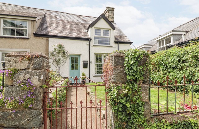 IVY COTTAGE, pet friendly, with open fire in Harlech