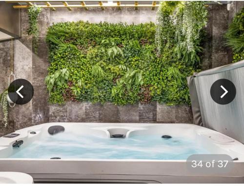 Ivy House 6-Beds Sleeps 19 with Hot Tub