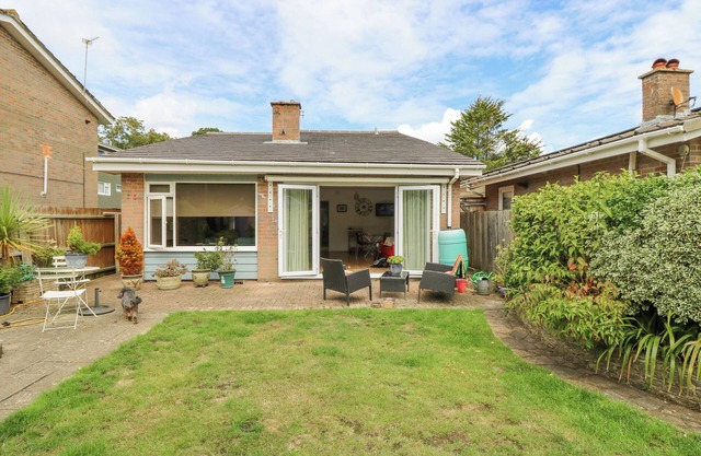 IVYS PLACE, pet friendly, character holiday cottage in Highcliffe