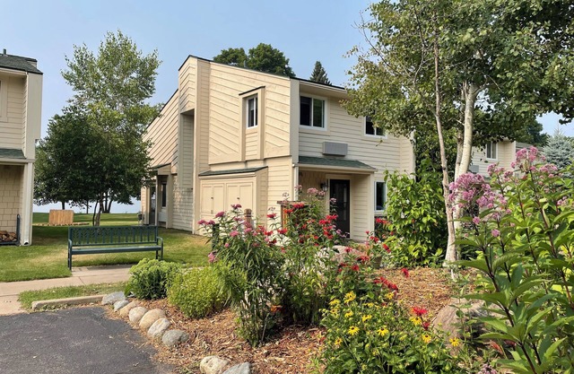 Izatys 327: Freshly Remodeled, Peaceful End Unit, Three Bedrooms and Lake Viewn