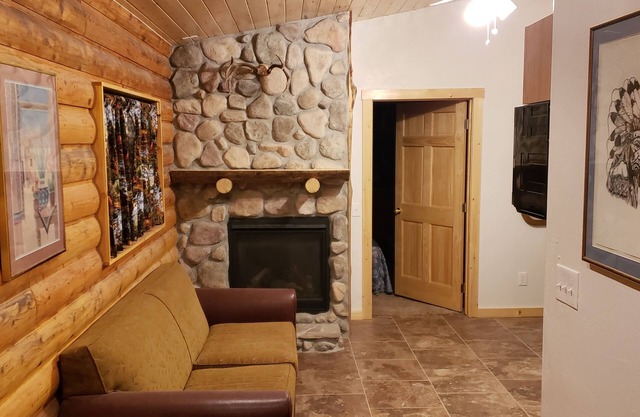 J.bunkhouse Two Bed Unit on Henry's Lake just 15 minutes from Yellowstone