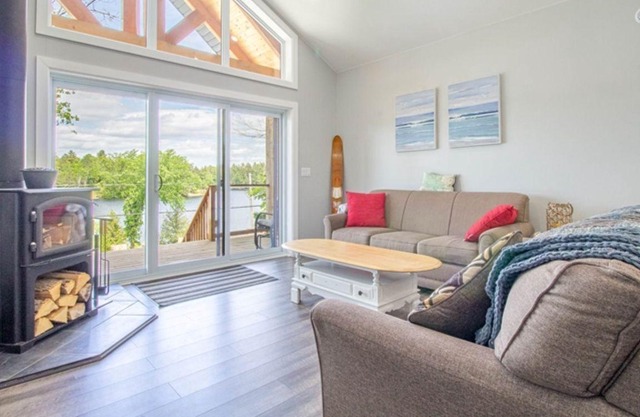 J&L's Lakeside Cottage