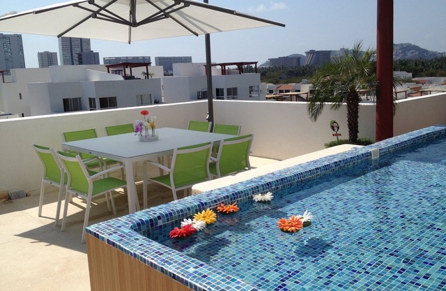Jacuzzi privado en roof garden con asoleadero húmedo