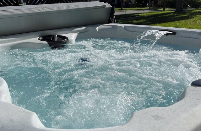 Jacuzzi! Spacious 4-bedroom 3-full Bath house with WiFi and AC near Beachwood