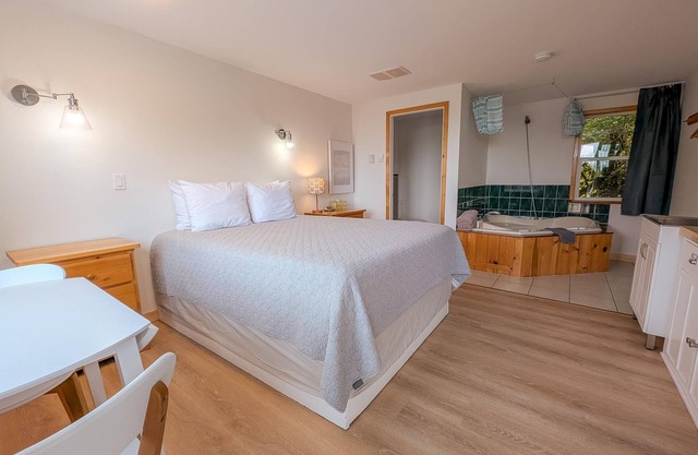 Jacuzzi Suite | Ocean View