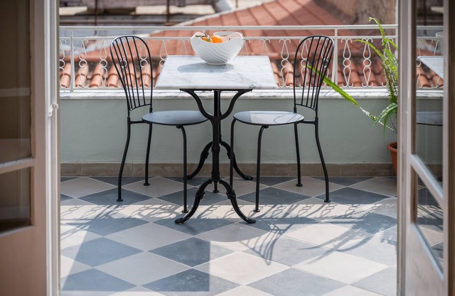 Jade – A Stylish One-Bedroom Home in Metaxourgio