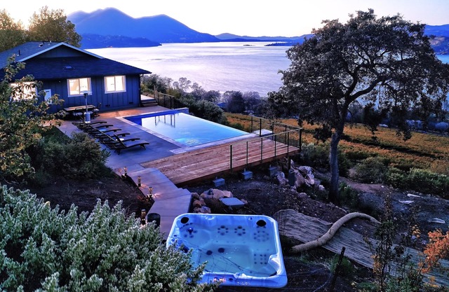 Jago Bay Vineyards-Vineyard setting with 180* Panoramic Lake Views!