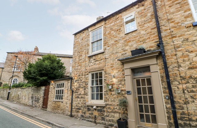 JAIPUR HOUSE, pet friendly, with open fire in Richmond