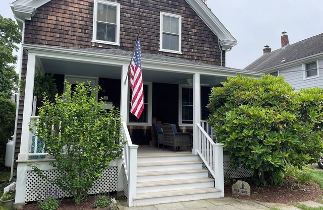 Jamestown, In-Town Cottage, walk to restaurants and shops