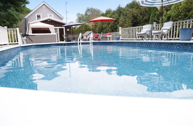 Jamestown in town, family-friendly cozy cottage near JNT beach/Newport, pets, ok