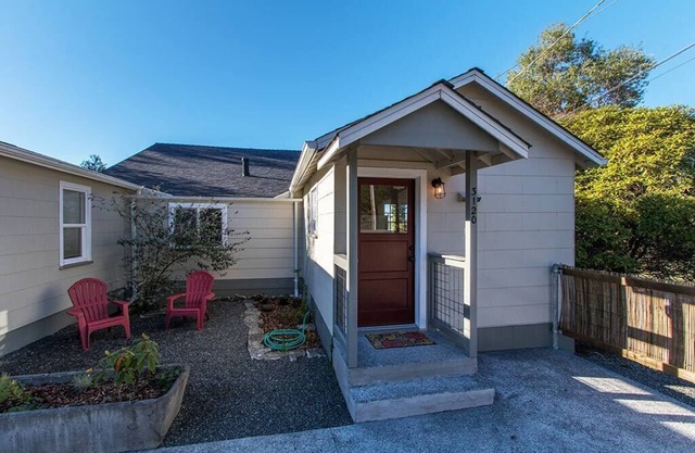 Jane's Creek Cottage ~ Affordable & Near Cal Poly Humboldt!