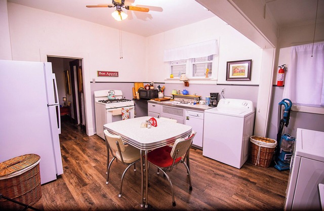 Jeanette’s cozy 3 bedroom, easy walk to downtown!