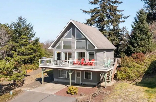 Jetty Lighthouse/Hot Tub/Walk to Beach/Sleeps 10/Pets Allowed