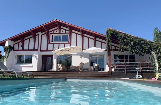 Jewel of the Basque Country: Between swimming pool and beaches, Ultra-equipped villa.