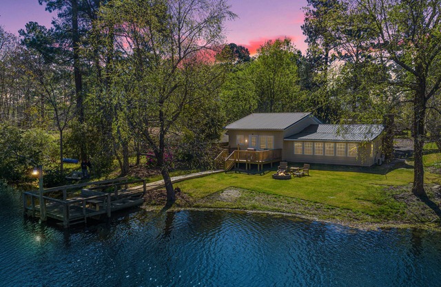 Jewel on the Lake - Relaxing Lakefront Home