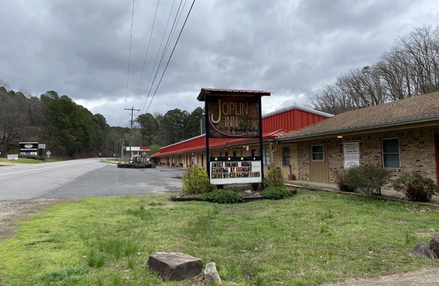 JI2, Queen guest room located on the entrance to our property on the highway Hotel Room