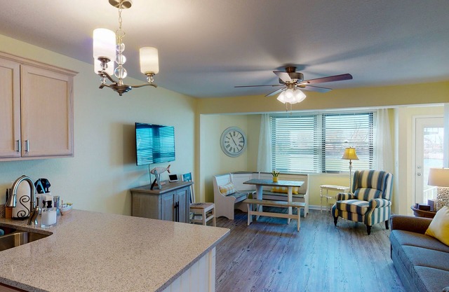 Jo's Hideaway, for Lake Erie lovers, fishermen and birders! Sleeps 4