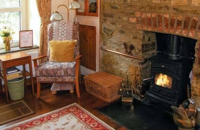JOHNNY'S COTTAGE, pet friendly, with open fire in St Clears