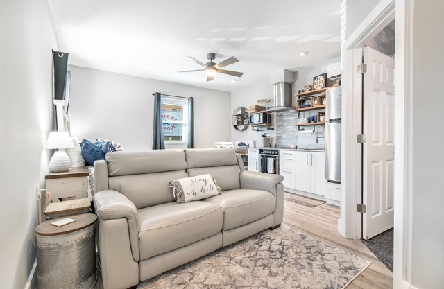 Johns Pass Studio # 1 Fisherman's Cove and Cottages