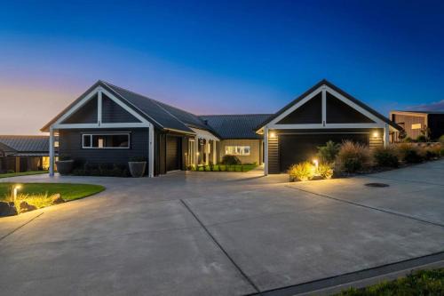 Jojo's Lookout - Stunning Lake Views with Spa