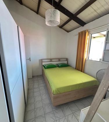 Jolie maison saisonnière en Guadeloupe de 160m2 disposant de 4 chambres 2 toilettes une grande véranda et terrasse