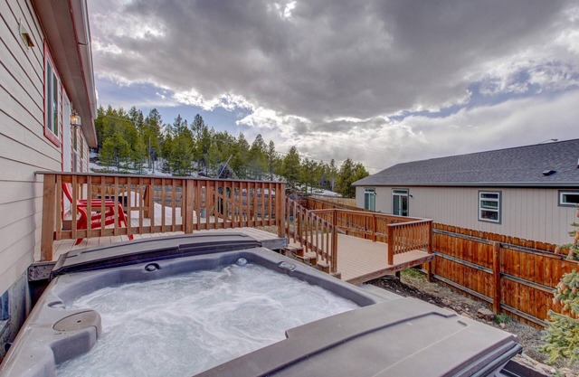 Josephine House- PET FRIENDLY-15 Min to Ski Cooper w/HOT TUB!