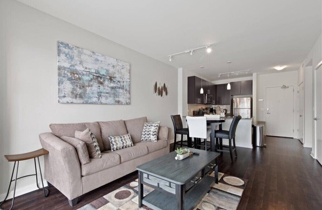 "Joy of Evanston" 1BDR, KING EXEC Suite, pool+Gym