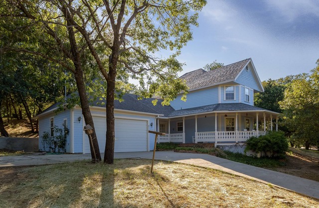 Julian Farmhouse/Fenced 2 acres with spa, right outside Julian. Pet Friendly!