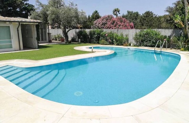 Juncus Ville swimming pool