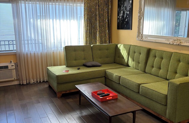 junior 1 bedroom condo in fabulous West Hollywood with WiFi, AC