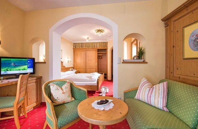 Juniorsuite "Gastein" with shower od. Bathroom, toilet - Römerhof, country hotel