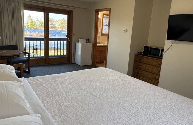 Juniper Motel -Waterfront- King Bed w/Jacuzzi